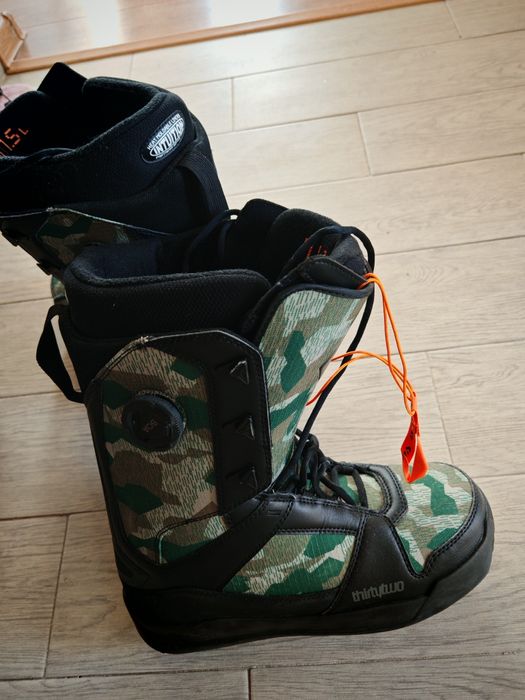 Boots snowboard thirty two