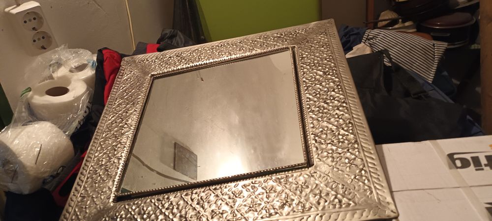 Oglinzii cu rame din inox , noi nouțe,  una rotunda și una pătrată.