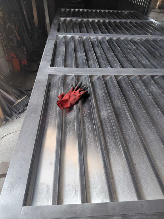 Porti garduri aluminiu