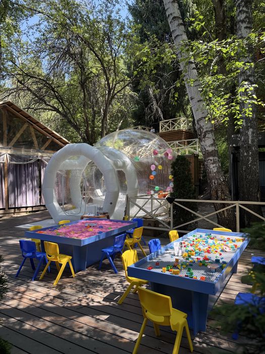 Продам Bubble house, стол Lego и стол для песка+16 стульев