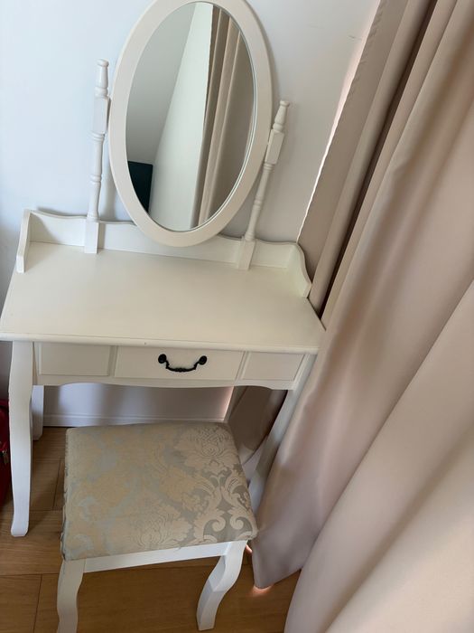 Masuta de machiaj cu scaun inclus