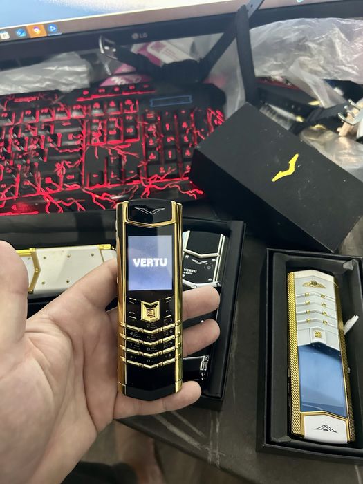 Telefon vertu gold negru