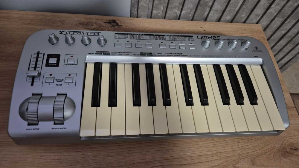 Behringer UMX25 Midi клавиатура