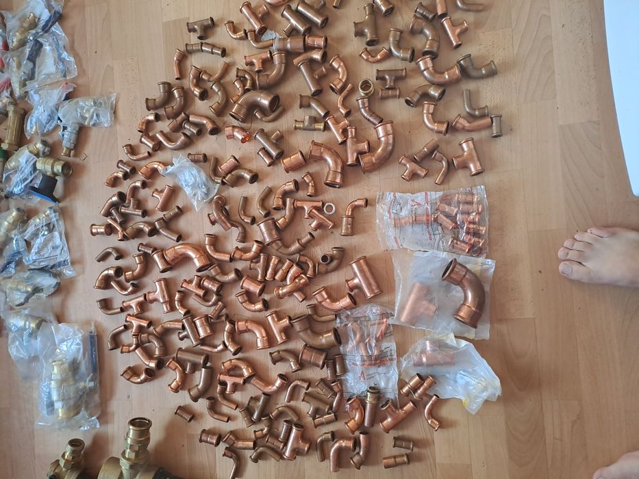Fitinguri 130 buc  de cupru presare si robinete