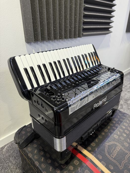 Vând acordeon Roland fr8x
