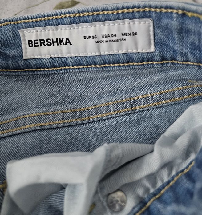 Blugi cu talie înaltă bershka