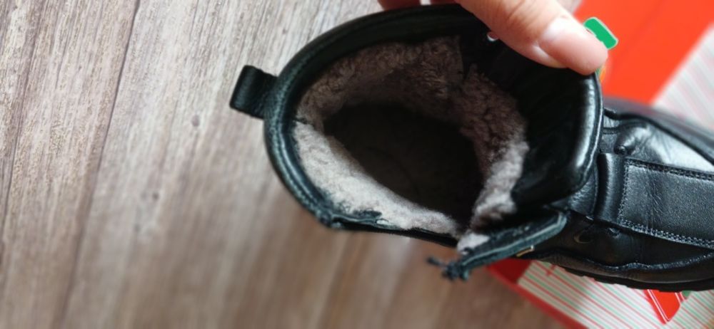 Продам детские ботинки