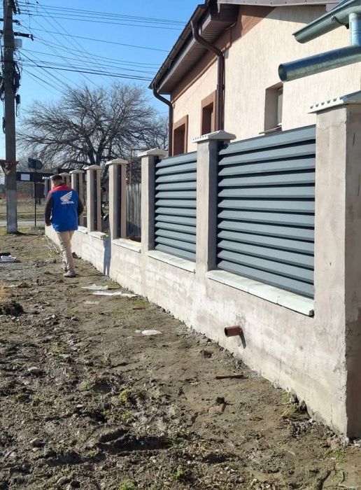 Garduri din sipca metalica, panouri stil jaluzele, tabla, plasa si BCA
