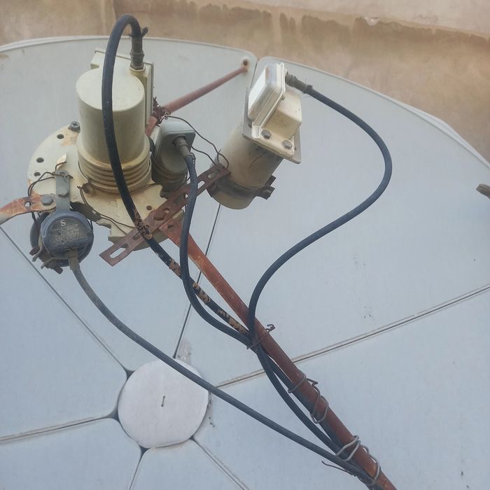 Продаётся спутниковая антенна большого размера с четырьмя головками .