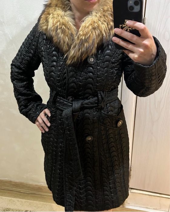 Страхотно дамско палто с подвижна яка от естествен косъм