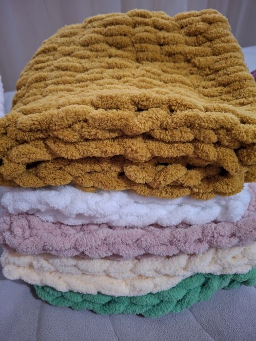 Ръчно плетен шал от мека прежда