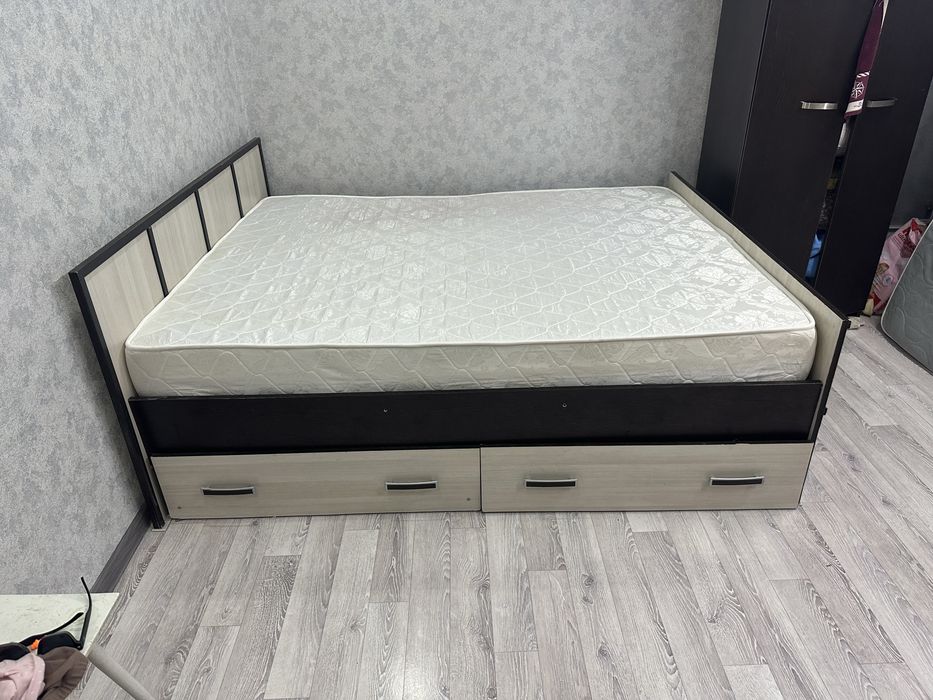 Кровать без матраса