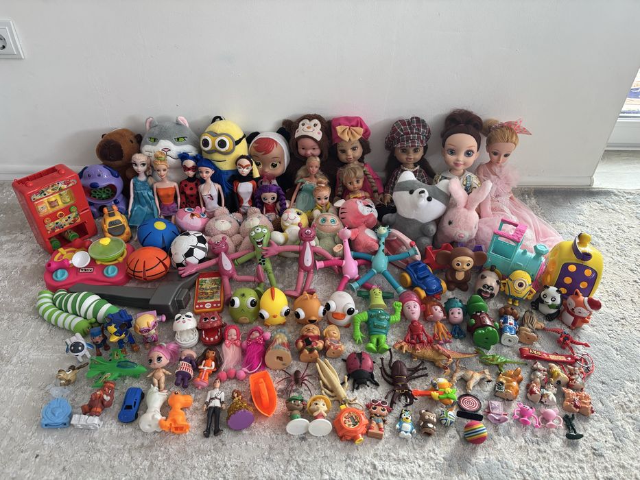 Срочно продам 3 пакета  игрушек