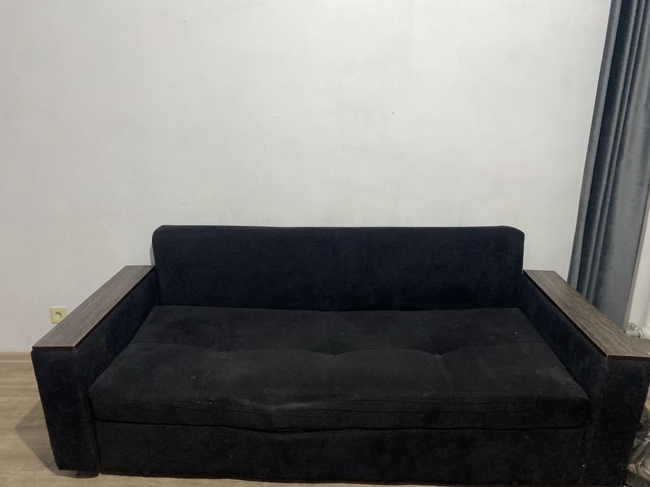 Продам диван черный