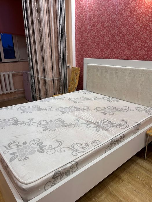 Кровать двуспальная.