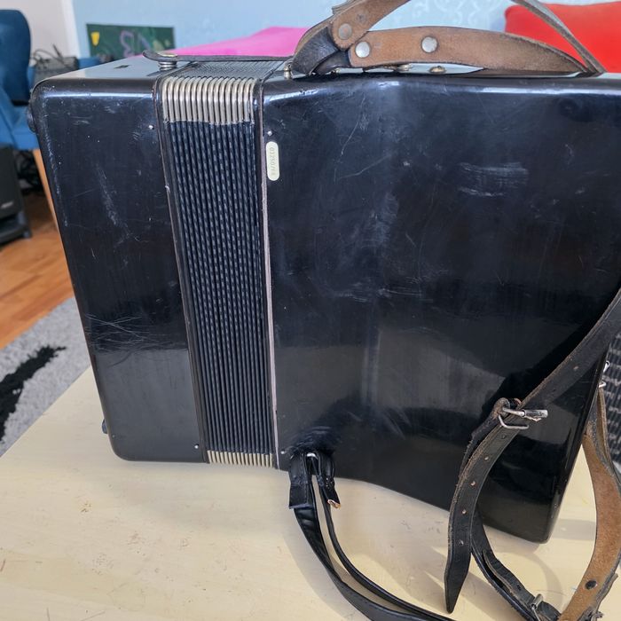 Vând acordeon weltmeister