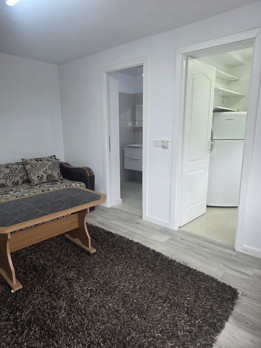 Inchiriez garsoniera parter la curte