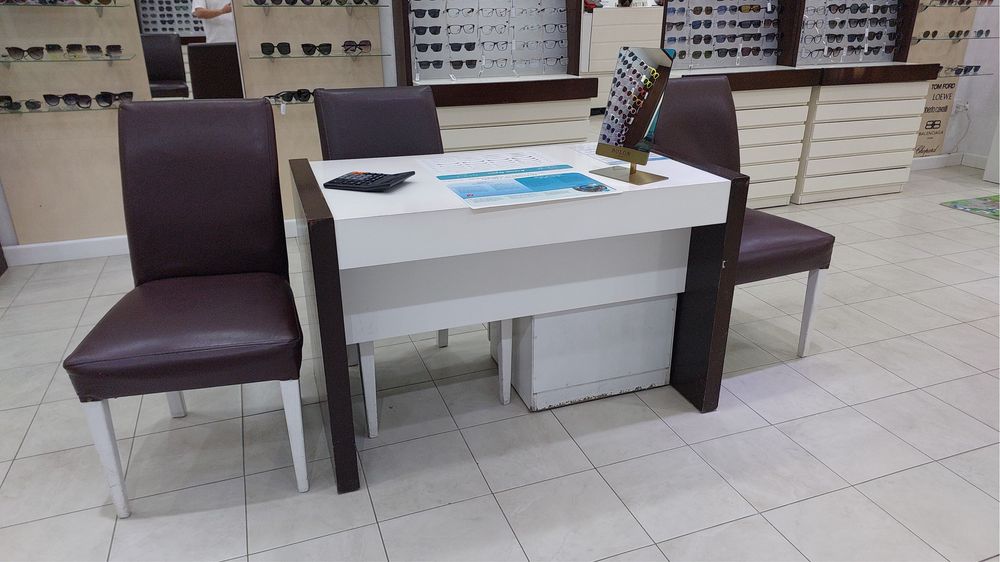 Продам офисный стол и стулья.