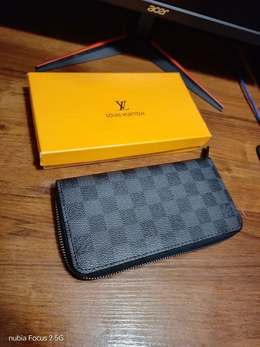 Продается мужское портмоне LV