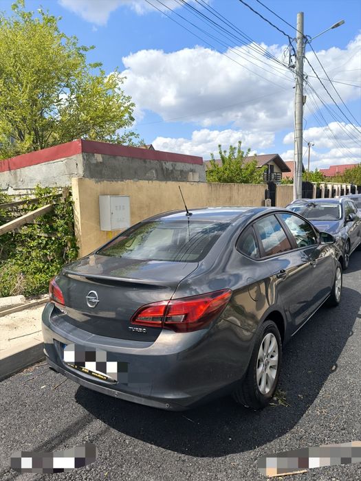 Opel Astra J berlină
