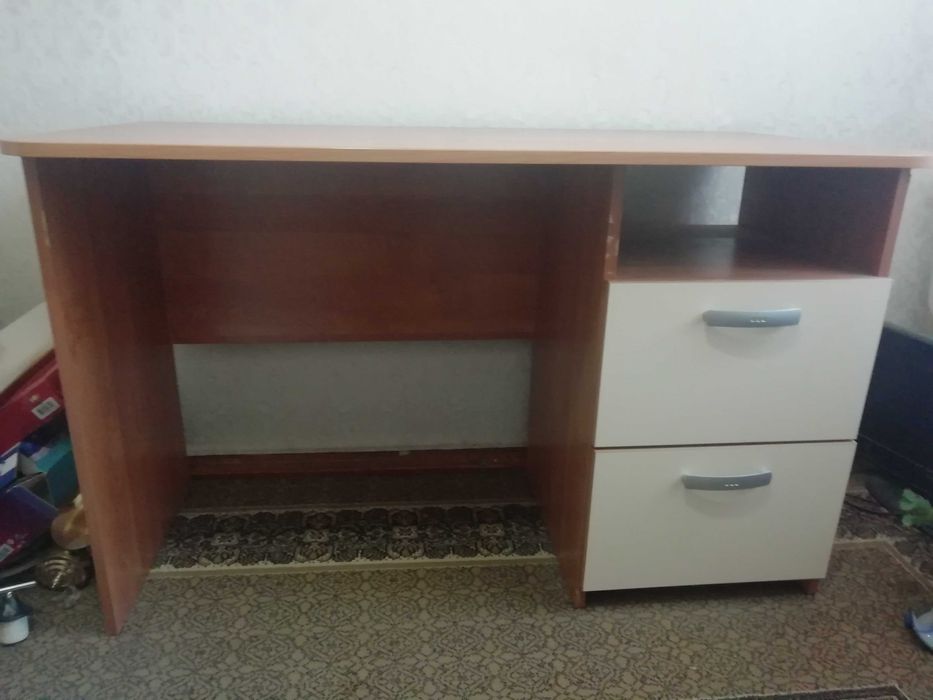 Стол письменный, подойдет для школьника