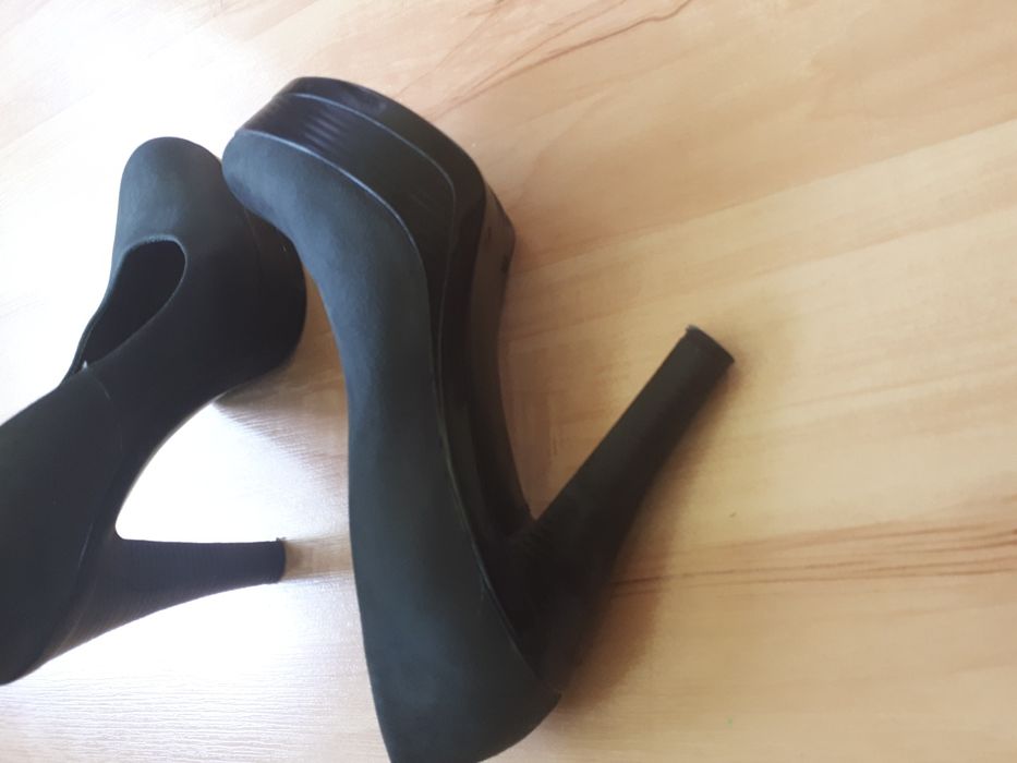 Два вида Обувки естествен велур и кожа