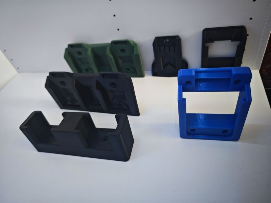 Suporți scule și baterii și multe alte obiecte printate 3D la cerere