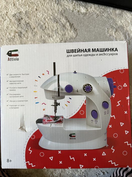 Игрушечная швейная машинка