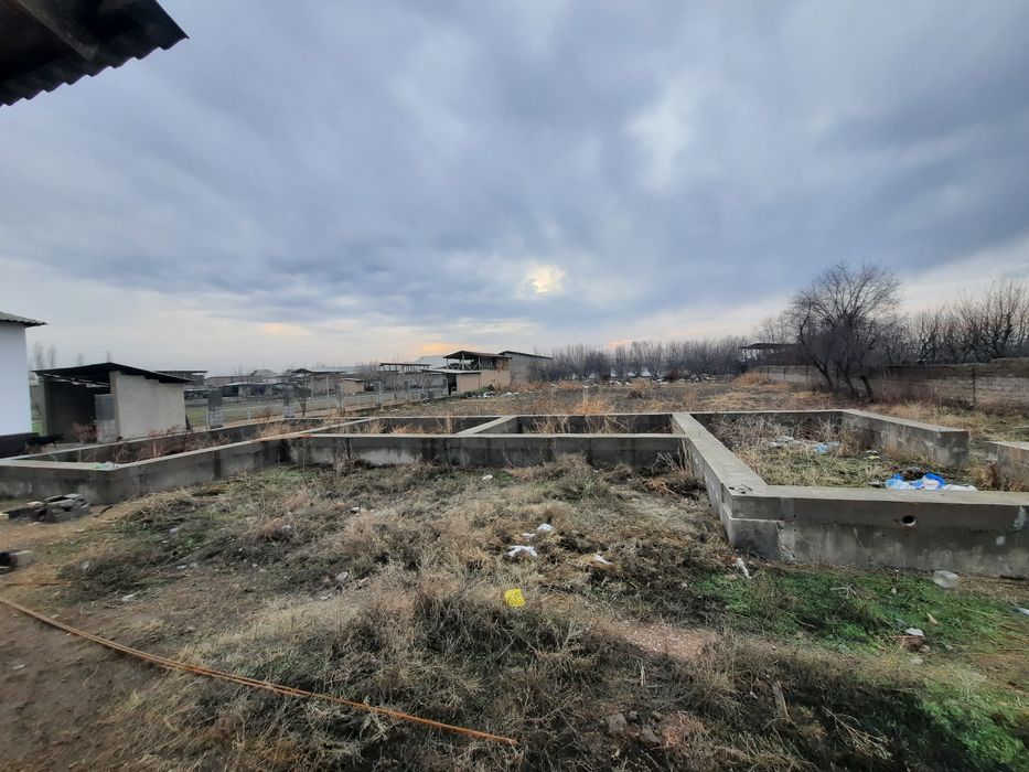 Uchastka sotladi maydoni 16 sotix 2 ta xona hujjati tayyor