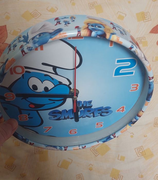 Стенен часовник със смърфовете