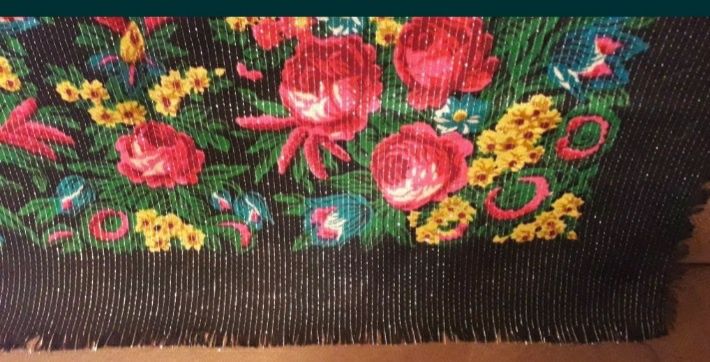 Платки красивые  новые.