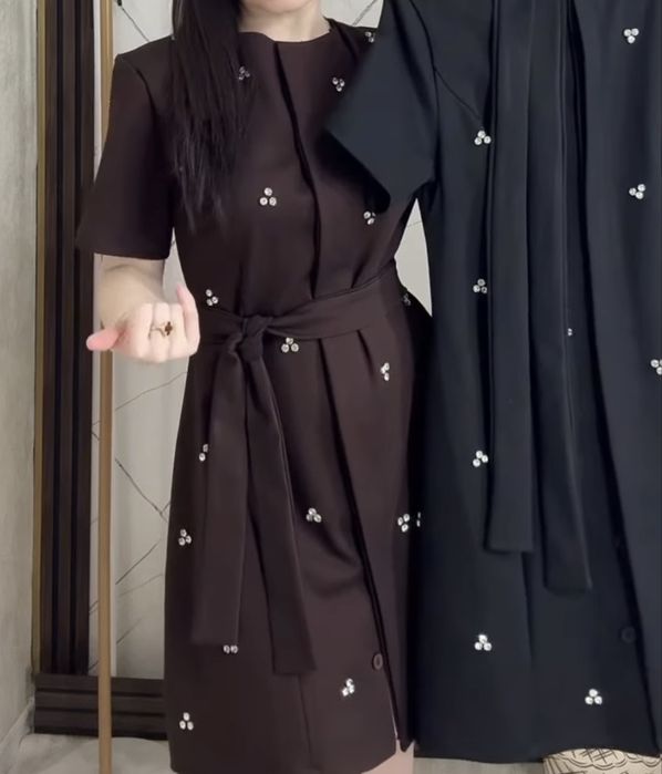 Платье коричневого цвета.