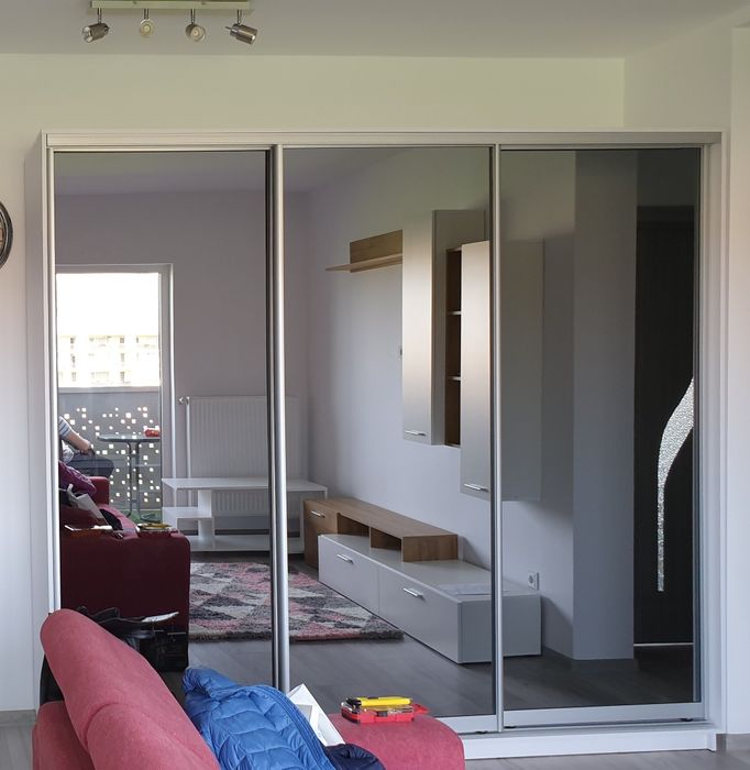 Vând dulap dressing cu oglinda fumurie ,stare ca nou,