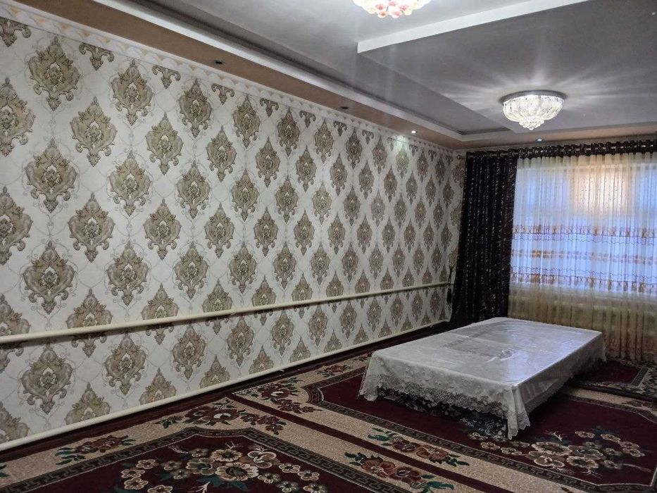 Gulison shahrida 2-mikra rayonda joylashgan hovliliy uy sotiladi.