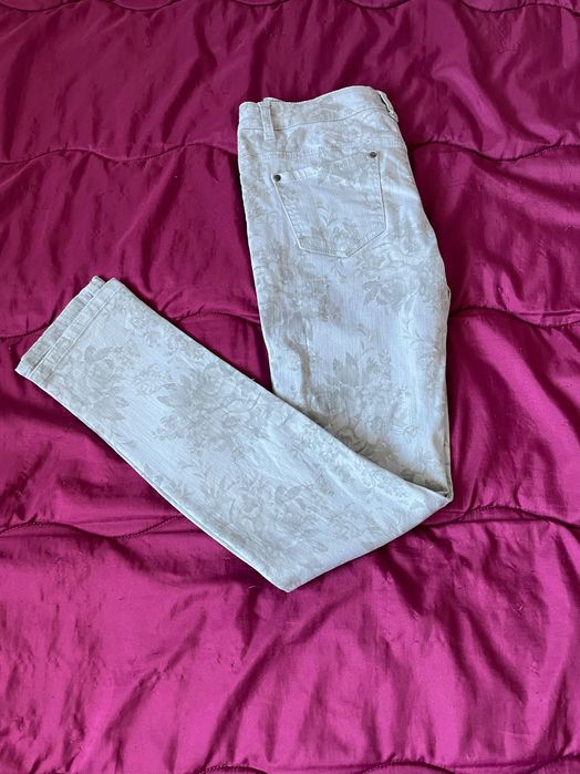 Светли дънки на цветя