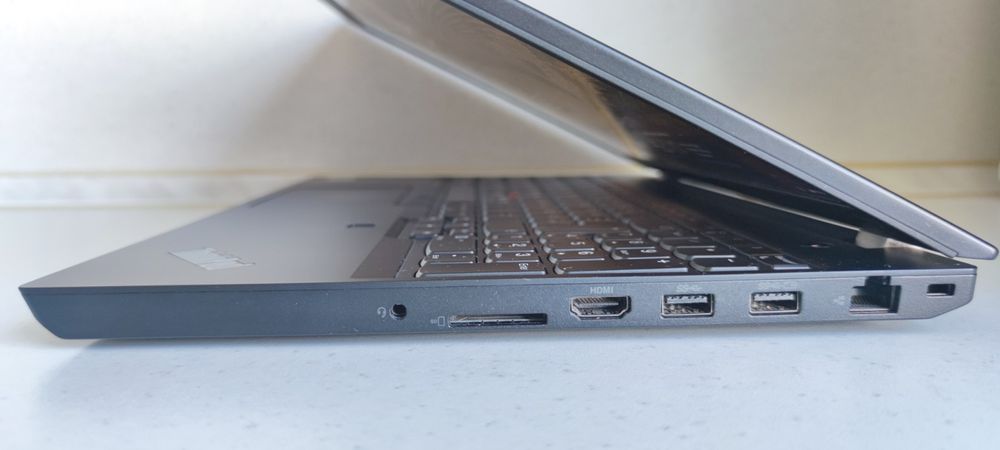 Lenovo ThinkPad P15v Gen 1 (i7-10850H | 32GB RAM | 512GB SSD)
