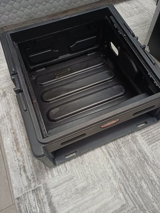 Vând rack Case SKB