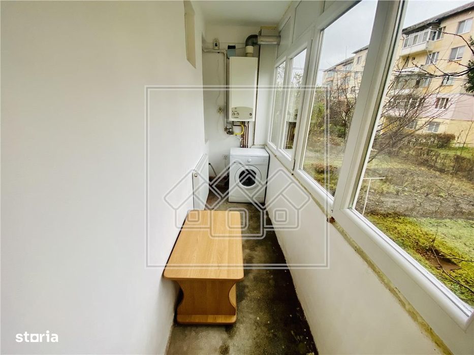Ap. renovat, cu 2 camere si balcon, Zona Cedonia