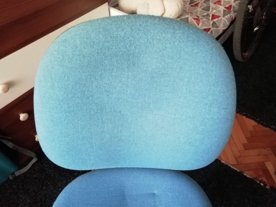 Продавам въртящ се офис стол