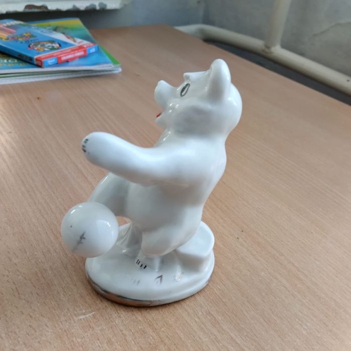 Мишка с мячом редкии статуэтка.