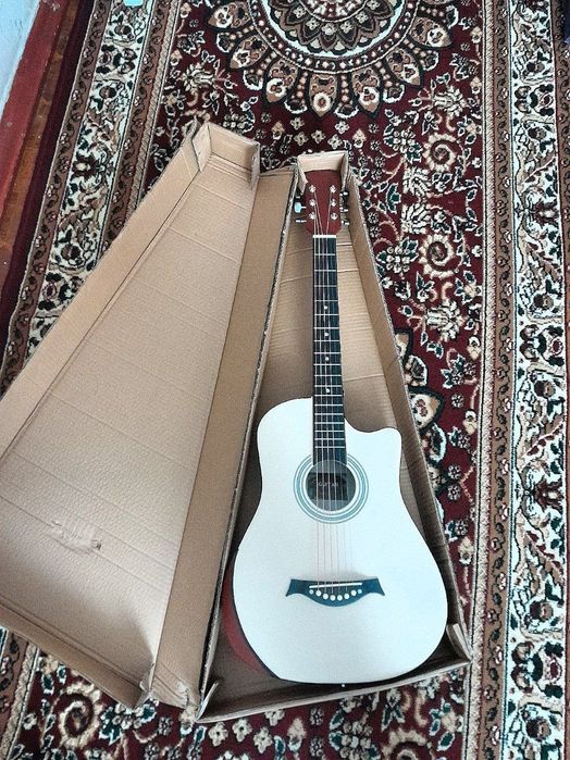 Yengi gitara srochna sotiladi