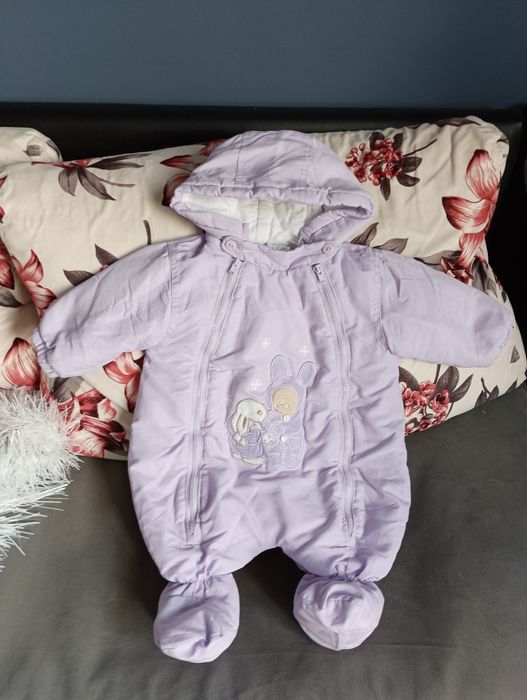 Бебешко лилаво космонавтче за момиченце.