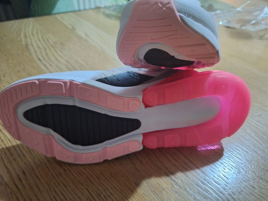 Vă adidași Nike  nou