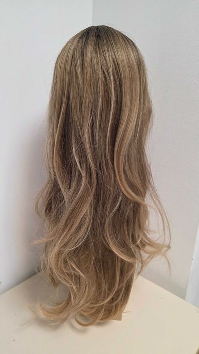 Perucă HAIRCUBE lungă ondulată ombre șaten-blond, cu breton lateral