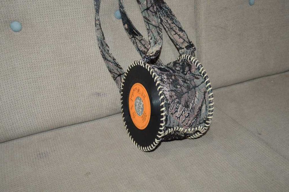 Geantă Crossbody Handmade din Discuri Vinil Reale (Jugoton 45 RPM) – Unicat / Retro