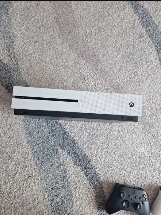 Xbox One S + 2 Manete + 3 Jocuri Fizice