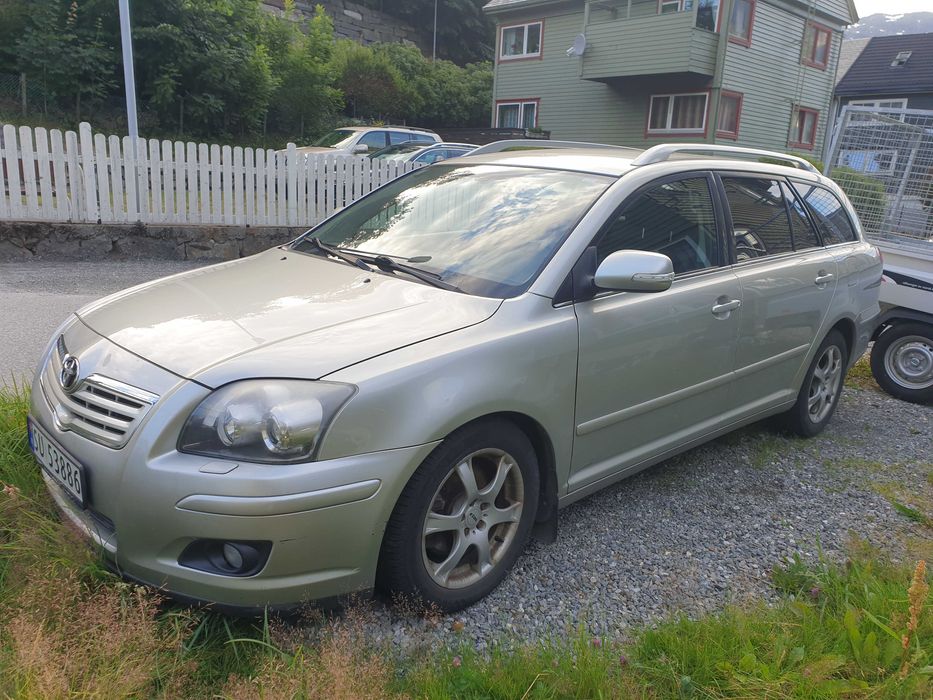 Vând Toyota Avensis