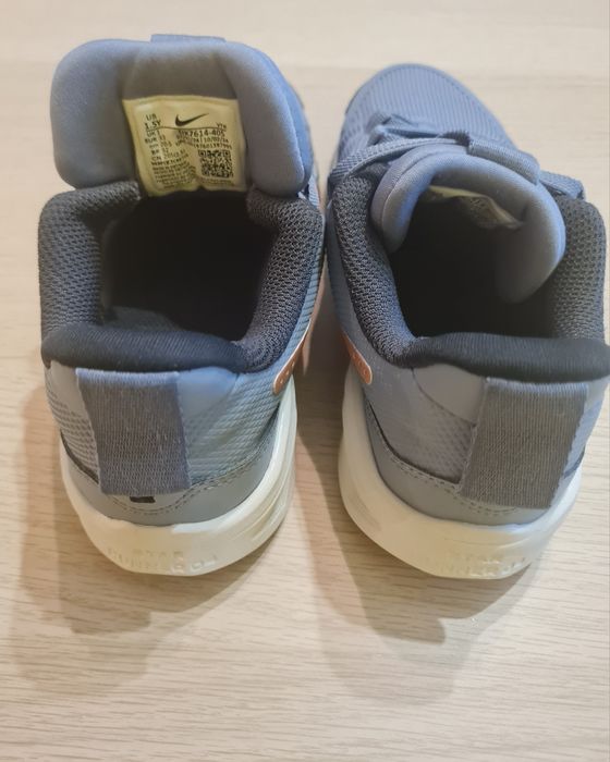 Маратонки Nike номер 33