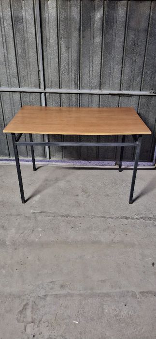 Стол длинна 1.2м,ширина 0.8м,высота 0.77м