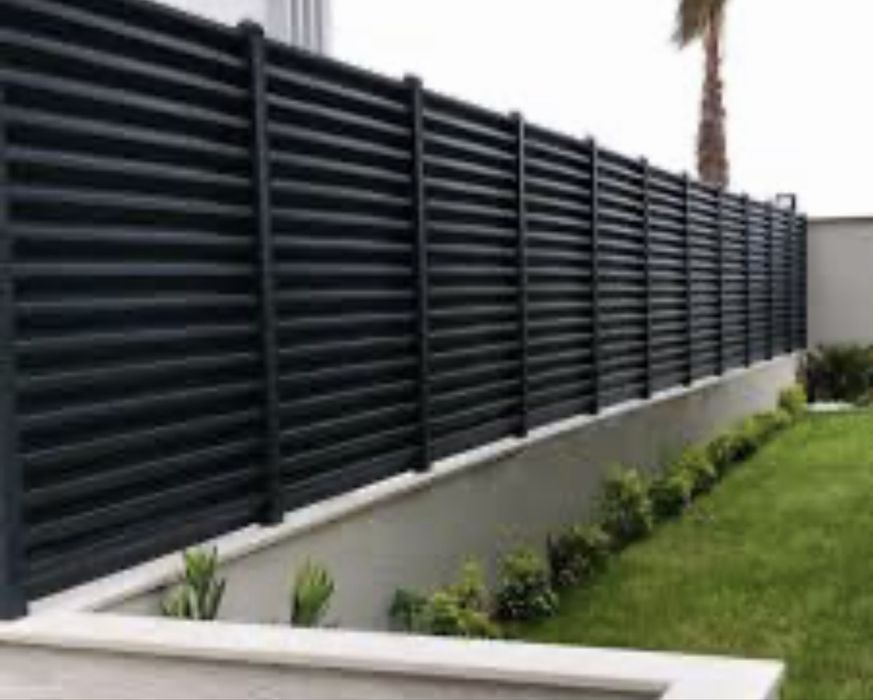 Модерна Ламелна Ограда (Тип Щора) – Стил и Уединение за Вашия Дом